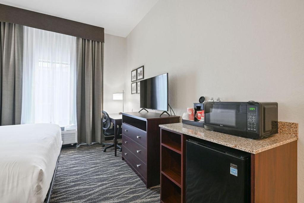 Cobblestone Hotel & Suites - Mosinee Bagian luar foto