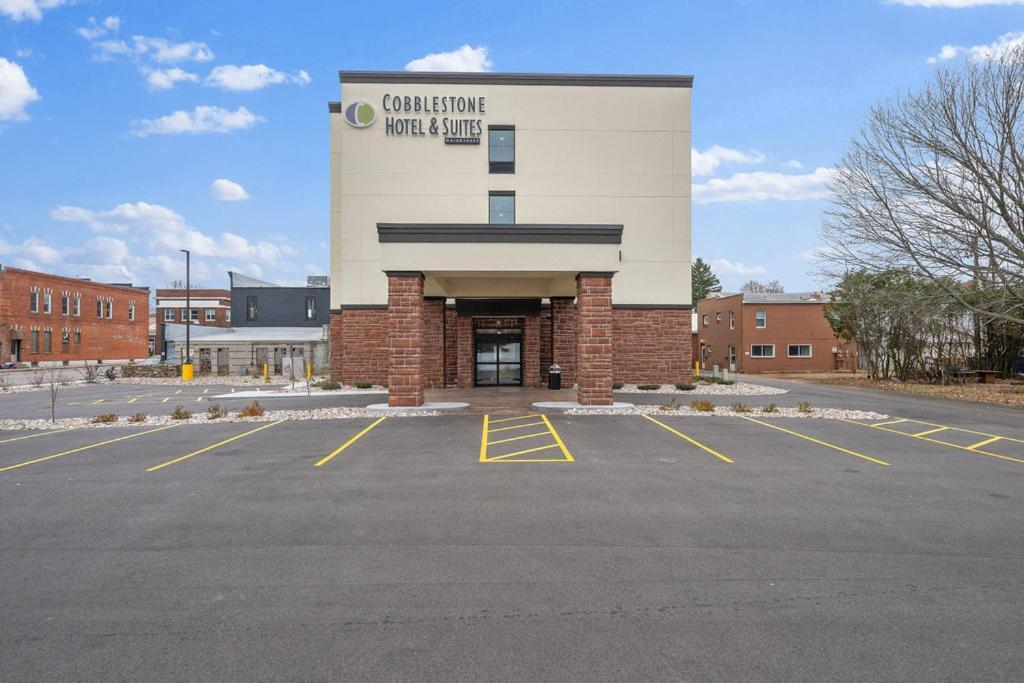 Cobblestone Hotel & Suites - Mosinee Bagian luar foto
